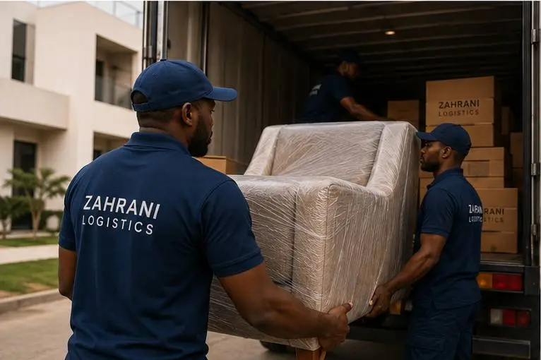 Emballage et préparation du mobilier avant transport par les équipes Zahrani Logistics