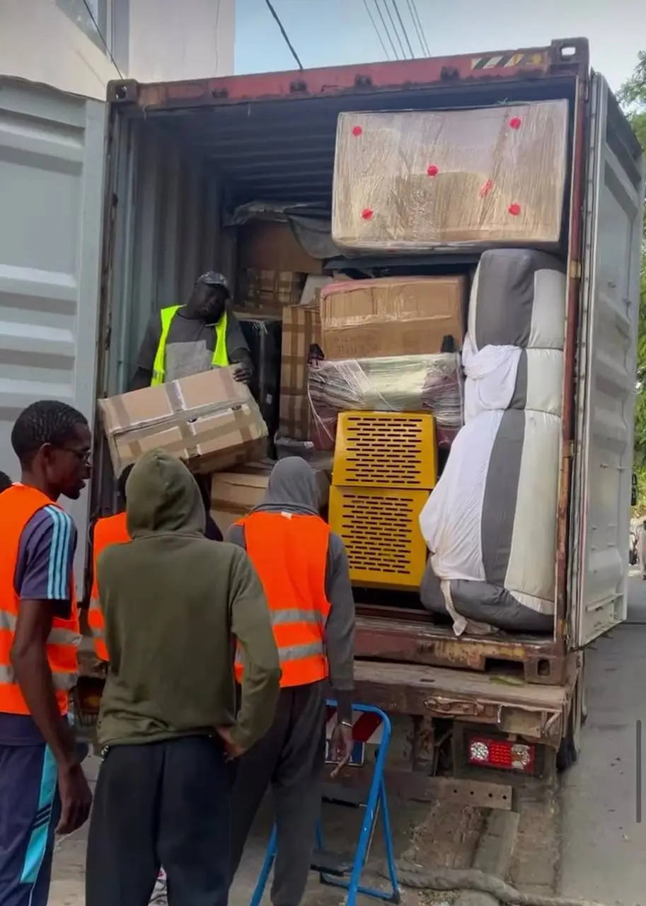 Chargement de cartons et de mobilier dans un conteneur par les équipes Zahrani Logistics