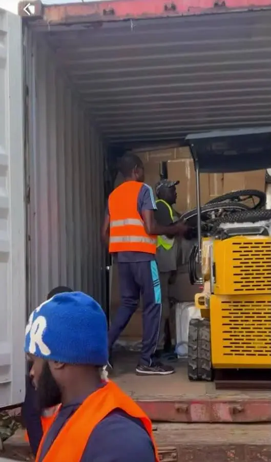 Chargement de marchandises pour transport par Zahrani Logistics