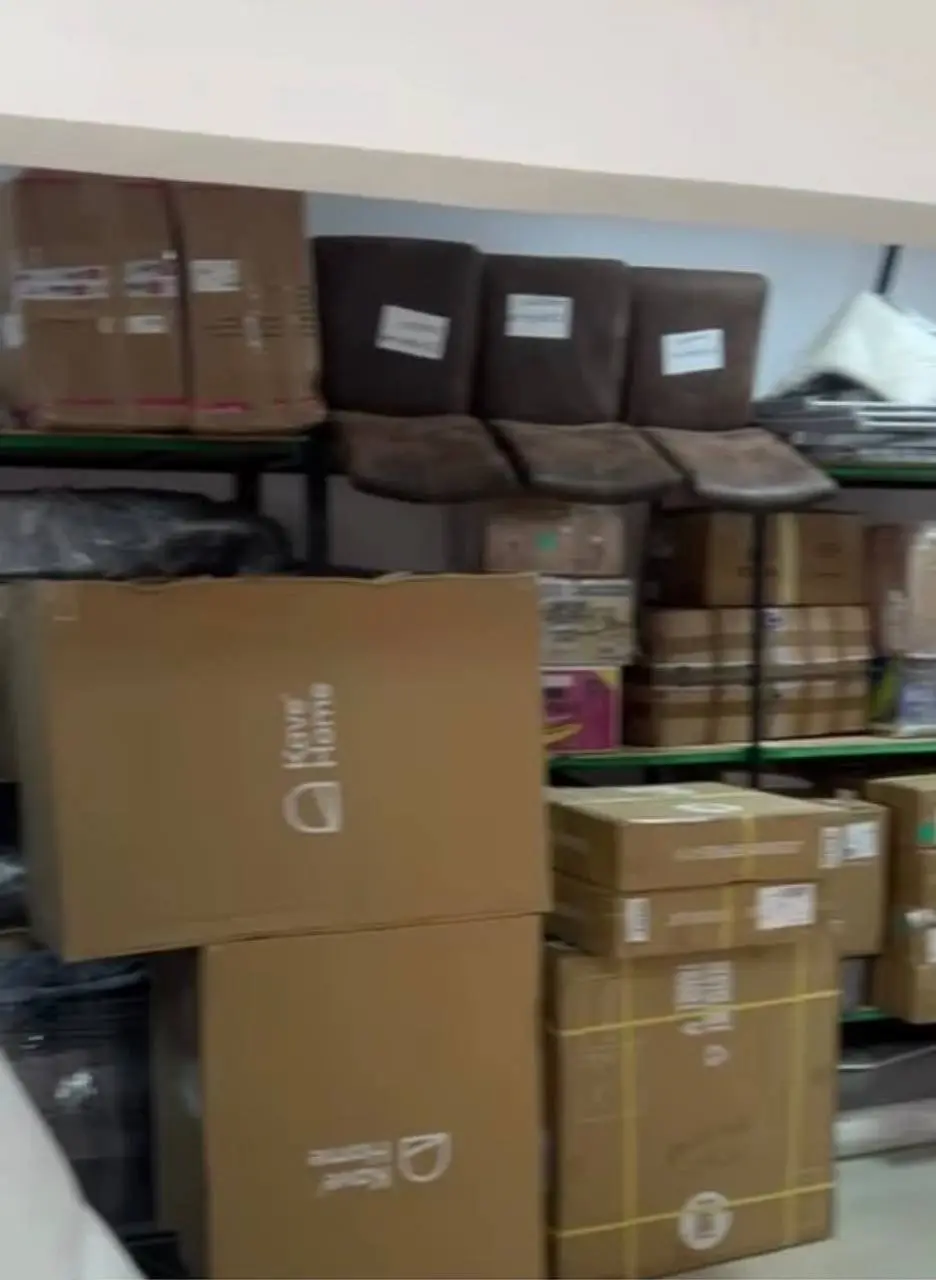 Manutention de mobilier lors d'une opération de déménagement Zahrani Logistics